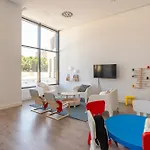 Skyline Rooftop Pool & Coworking By Ele Apartments