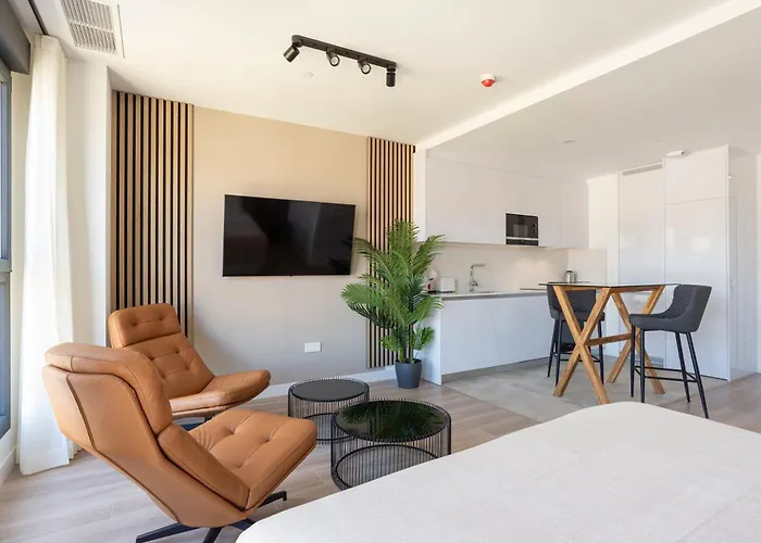 Skyline Rooftop Pool & Coworking By Ele Apartments