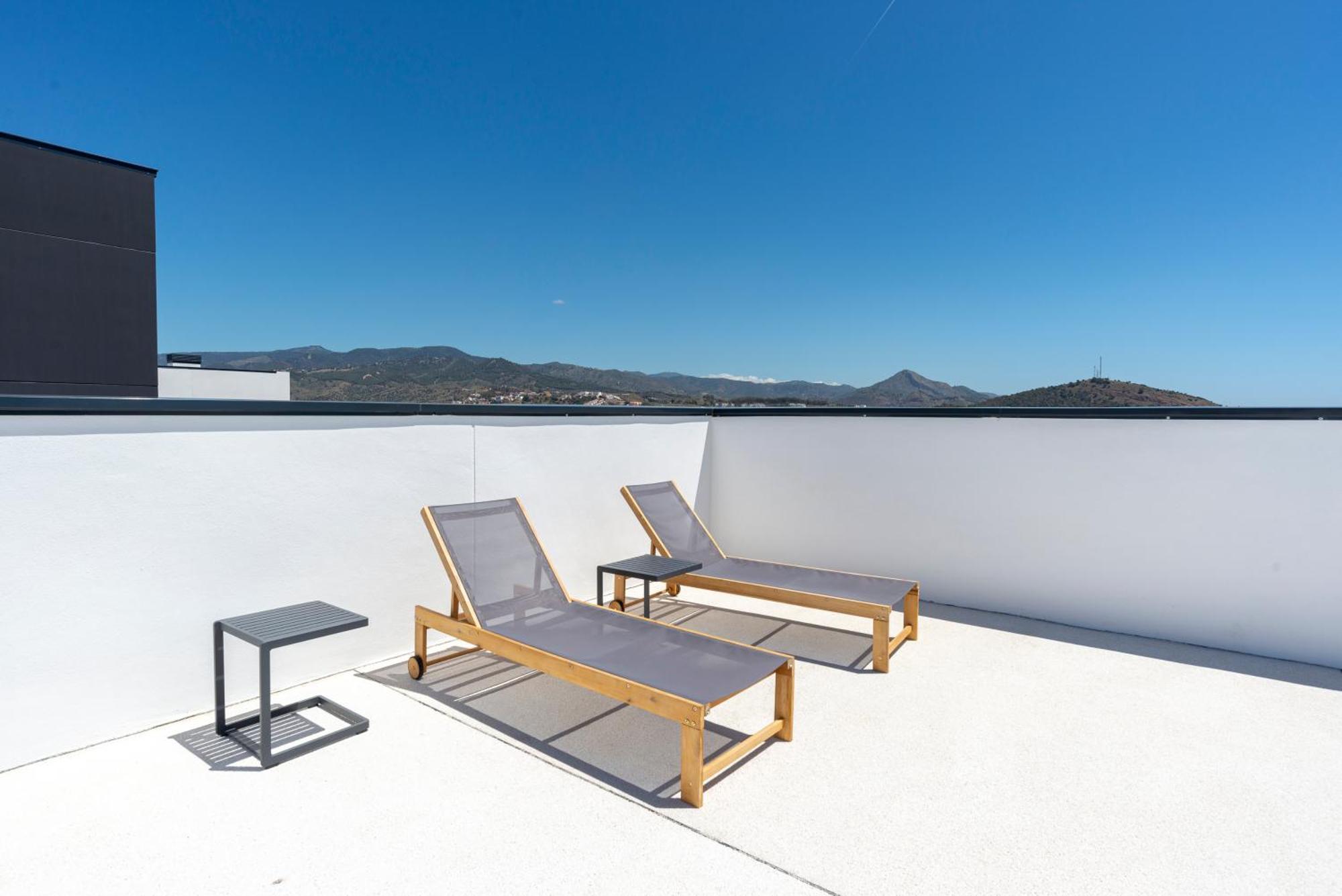 Skyline Rooftop Pool & Coworking By Ele *
