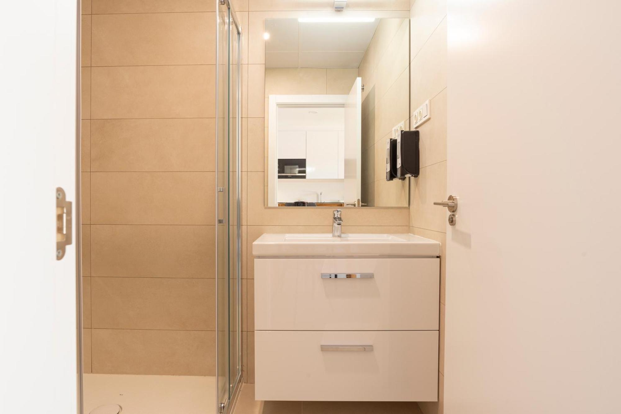 Skyline Rooftop Pool & Coworking By Ele Apartamento