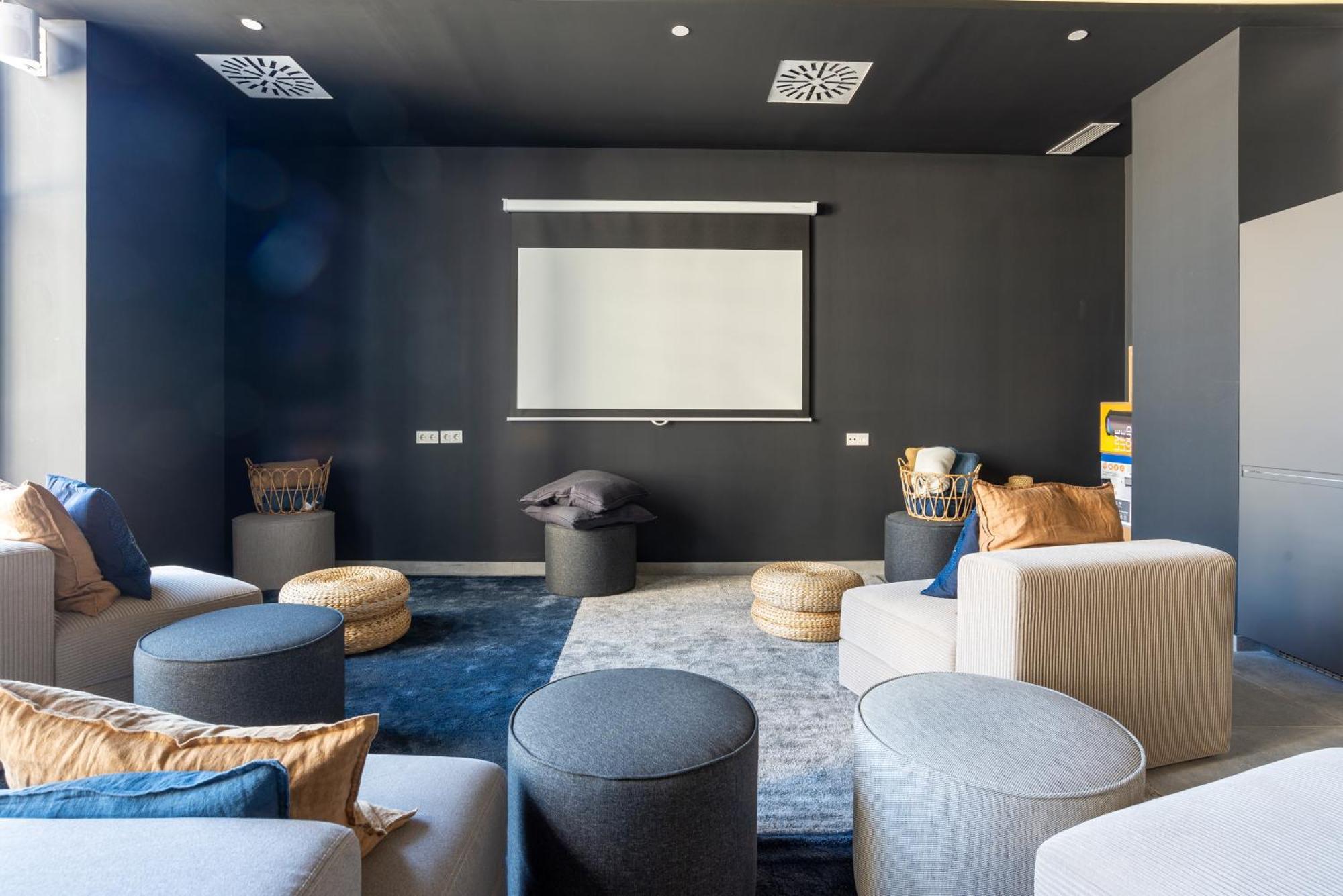 Skyline Rooftop Pool & Coworking By Ele Málaga