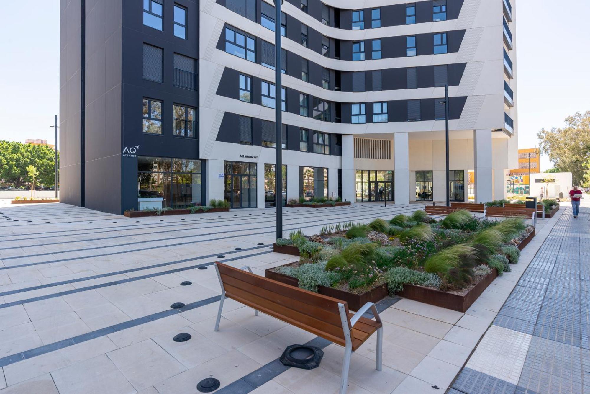 Skyline Rooftop Pool & Coworking By Ele